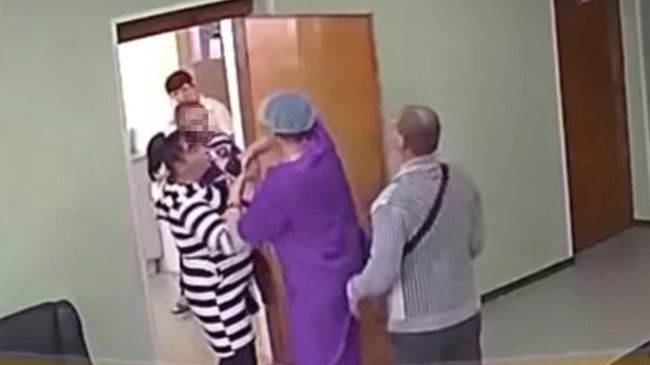 Стоп-кадр видео конфликта в поликлинике Уссурийска