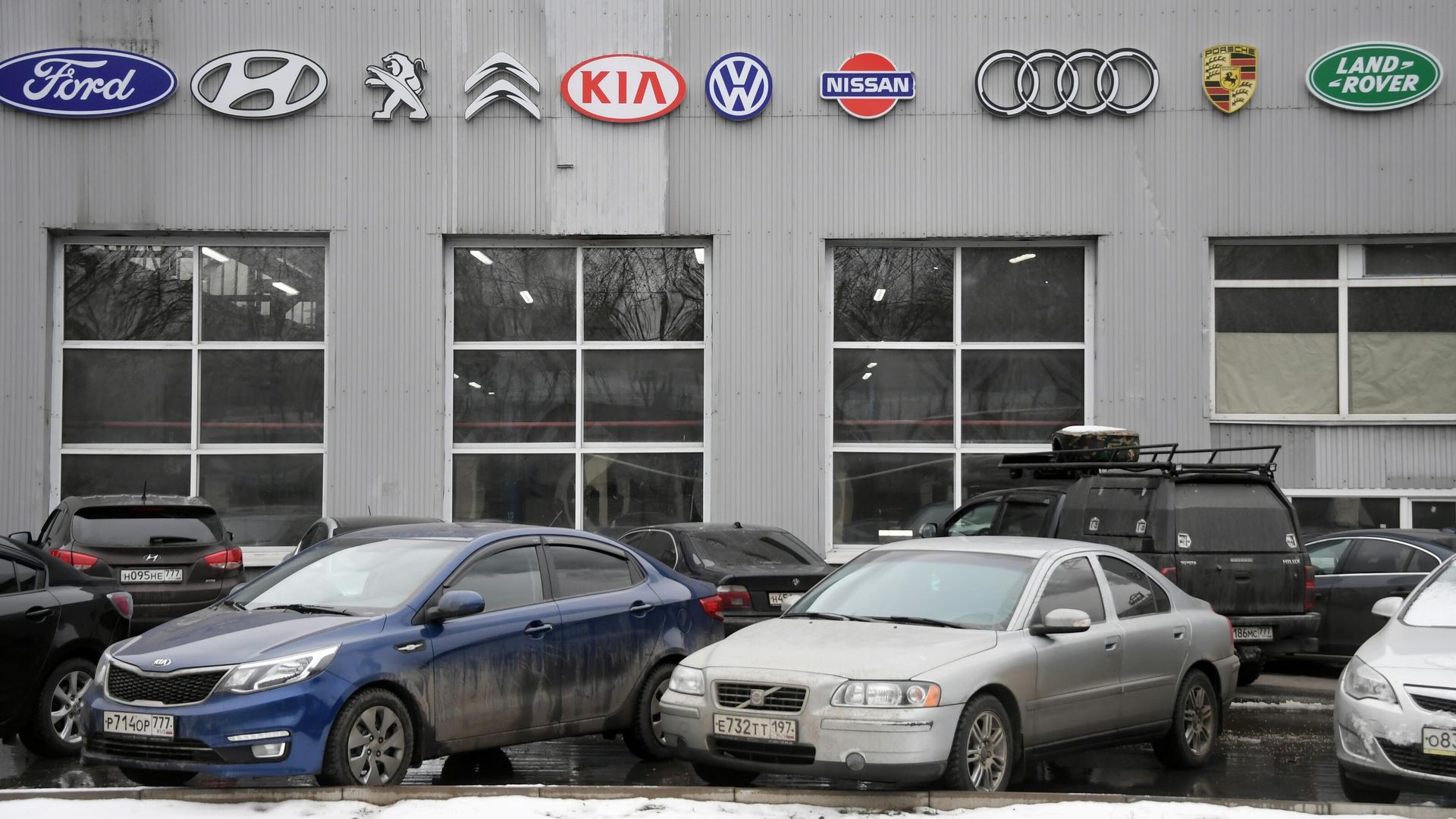 Автомобили у автосалона группы компаний Автомир в Москве Автомобили у автосалона группы компаний Автомир в Москве - РИА Новости, 1920, 13.01.2023