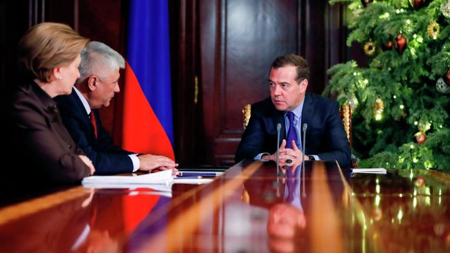 Дмитрий Медведев, министр внутренних дел РФ Владимир Колокольцев и руководитель федеральной службы Роспотребнадзор Анна Попова во время встречи