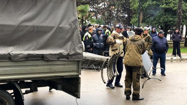 Протестующие у здания администрации президента Республики Абхазия в Сухуме Протестующие у здания администрации президента Республики Абхазия в Сухуме