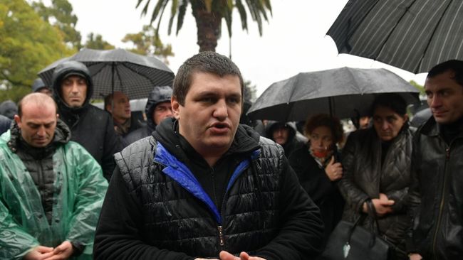 Один из организаторов протестных акций Ахра Авидзба выступает с заявлением для прессы в Сухуме