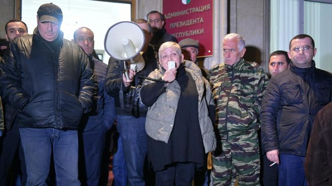 Лидеры оппозиции выступают перед протестующими у здания администрации президента Республики Абхазия в Сухуме Лидеры оппозиции выступают перед протестующими у здания администрации президента Республики Абхазия в Сухуме