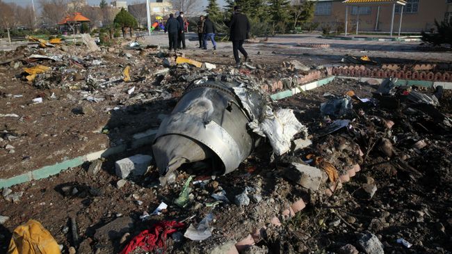 На месте крушения пассажирского лайнера Украины Boeing 737-800 неподалеку от тегеранского международного аэропорта имени Имама Хомейни На месте крушения пассажирского лайнера Украины Boeing 737-800 неподалеку от тегеранского международного аэропорта имени Имама Хомейни
