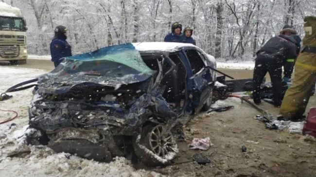 Последствия ДТП на 400-м километре автодороги М-2 в Кромском районе Орловской области Последствия ДТП на 400-м километре автодороги М-2 в Кромском районе Орловской области