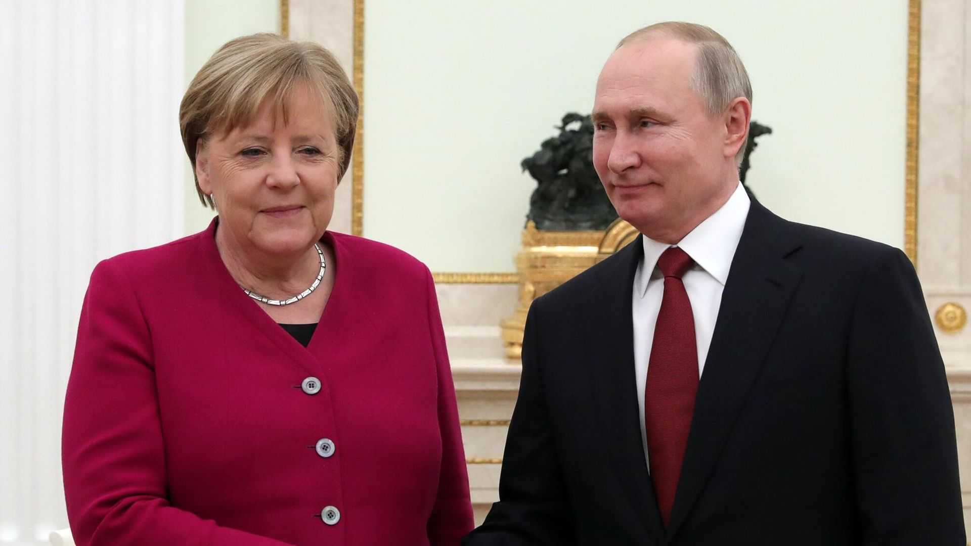  Президент РФ Владимир Путин и федеральный канцлер Германии Ангела Меркель во время встречи - РИА Новости, 1920, 17.12.2020
