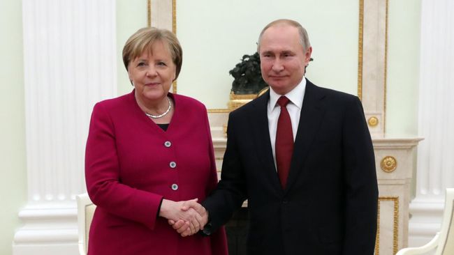 Президент РФ Владимир Путин и федеральный канцлер Германии Ангела Меркель во время встречи Президент РФ Владимир Путин и федеральный канцлер Германии Ангела Меркель во время встречи