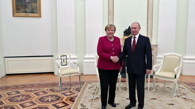 Президент РФ Владимир Путин и федеральный канцлер Германии Ангела Меркель во время встречи Президент РФ Владимир Путин и федеральный канцлер Германии Ангела Меркель во время встречи