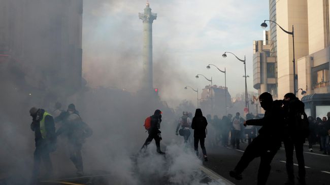 Протестующие во время демонстрации в Париже, Франция. 11 января 2020 Протестующие во время демонстрации в Париже, Франция. 11 января 2020