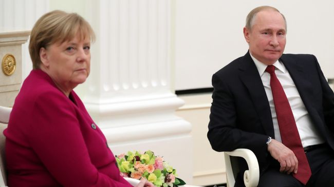 Президент РФ Владимир Путин и федеральный канцлер Германии Ангела Меркель во время встречи Президент РФ Владимир Путин и федеральный канцлер Германии Ангела Меркель во время встречи