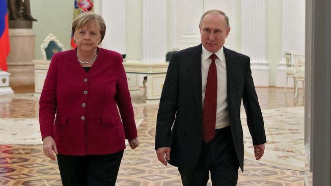 Президент РФ Владимир Путин и федеральный канцлер Германии Ангела Меркель после встречи Президент РФ Владимир Путин и федеральный канцлер Германии Ангела Меркель после встречи
