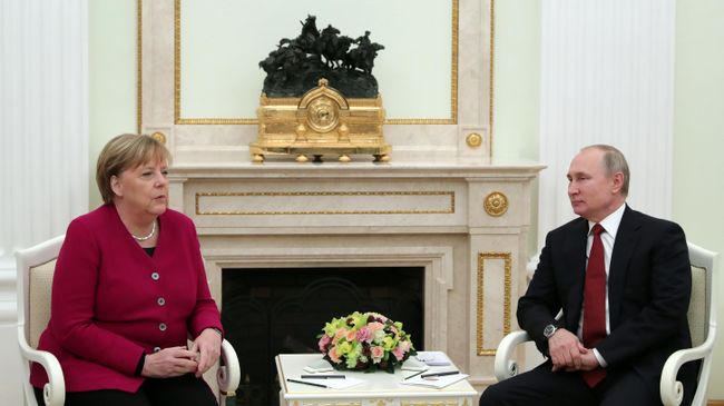 Президент РФ Владимир Путин и федеральный канцлер Германии Ангела Меркель во время встречи Президент РФ Владимир Путин и федеральный канцлер Германии Ангела Меркель во время встречи