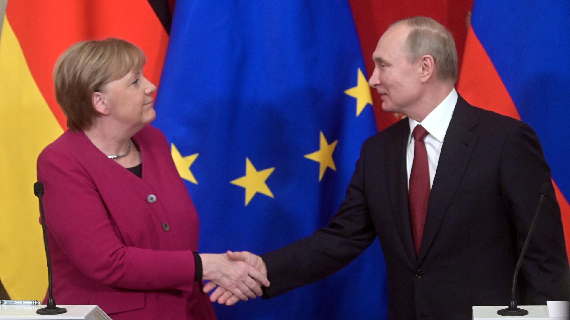  Президент РФ Владимир Путин и федеральный канцлер Германии Ангела Меркель во время совместной пресс-конференции по итогам встречи - РИА Новости, 1920, 15.08.2021
