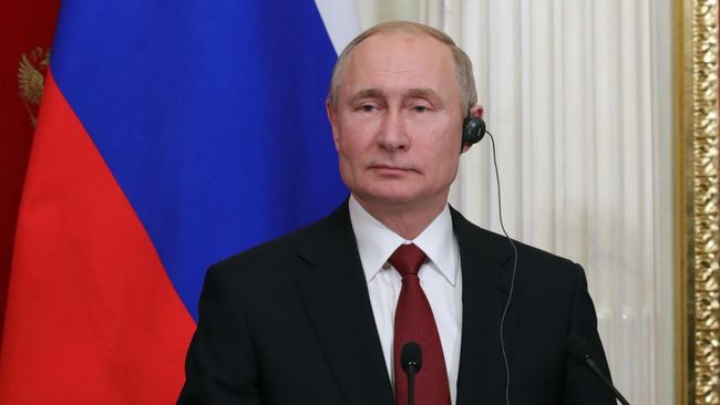 Президент РФ Владимир Путин во время совместной с федеральным канцлером Германии Ангелой Меркель пресс-конференции по итогам встречи Президент РФ Владимир Путин во время совместной с федеральным канцлером Германии Ангелой Меркель пресс-конференции по итогам встречи