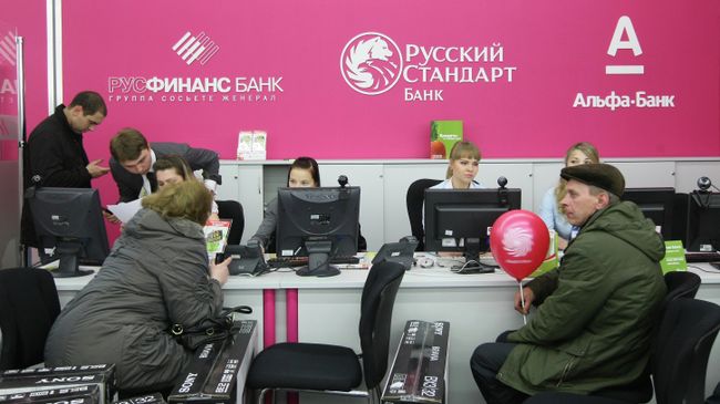 Покупатели оформляют кредит на покупку товаров в магазине электроники и бытовой техники Покупатели оформляют кредит на покупку товаров в магазине электроники и бытовой техники