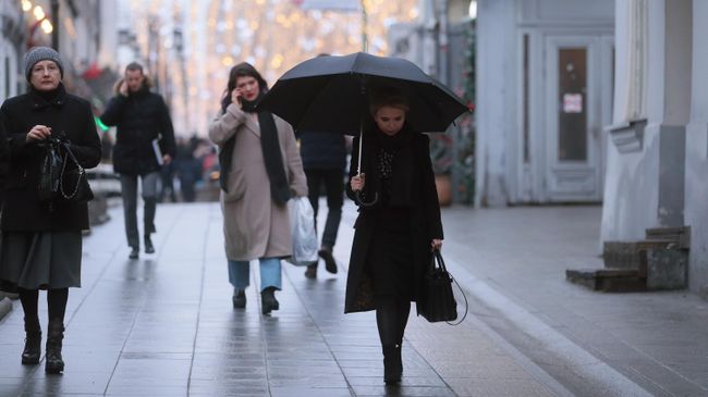 Прохожие на улице Москвы Прохожие на улице Москвы