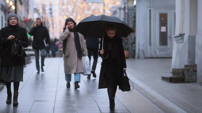 Прохожие на улице Москвы Прохожие на улице Москвы