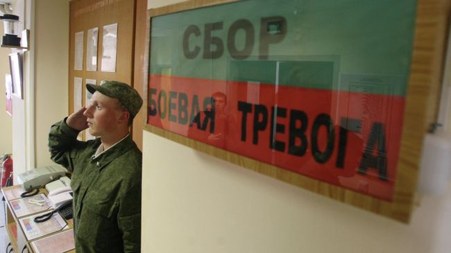 Военнослужащий отдает честь у входа в казарму общевойсковой отдельной мотострелковой бригады Западного военного округа Военнослужащий отдает честь у входа в казарму общевойсковой отдельной мотострелковой бригады Западного военного округа