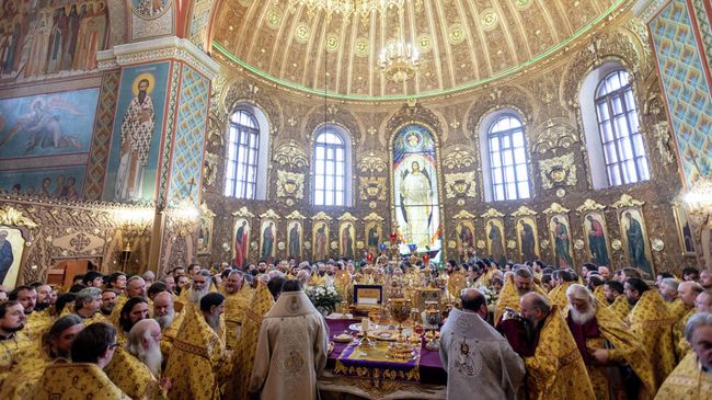 Духовенство Белгородской митрополии во время богослужения Духовенство Белгородской митрополии во время богослужения