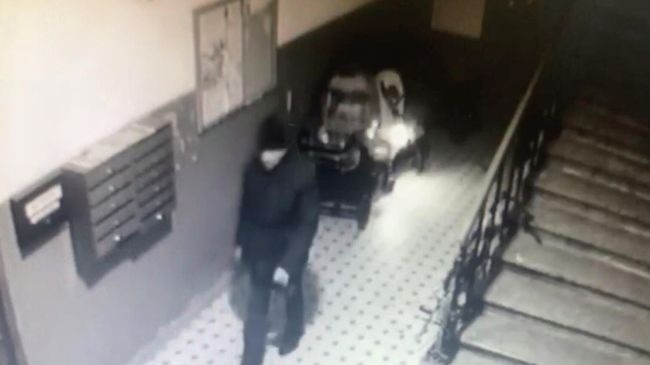 Житель Санкт-Петербурга поджигает детские коляски в подъезде дома Житель Санкт-Петербурга поджигает детские коляски в подъезде дома