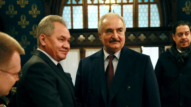 Глава Ливийской национальной армии маршал Халифа Хафтар и министр обороны РФ Сергей Шойгу Глава Ливийской национальной армии маршал Халифа Хафтар и министр обороны РФ Сергей Шойгу