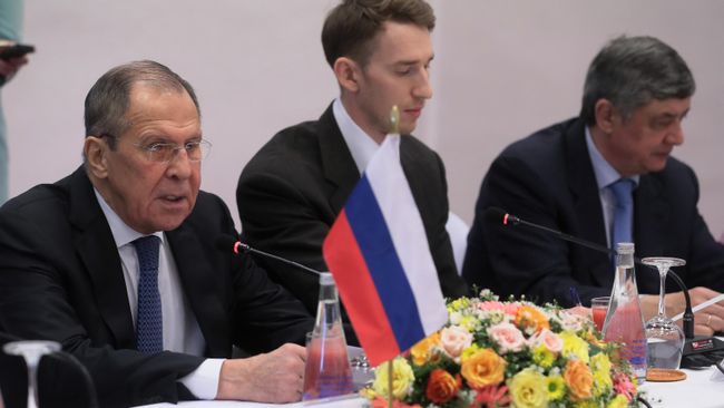 Министр иностранных дел РФ Сергей Лавров во время переговоров с министром иностранных дел Шри-Ланки Динешем Гунаварденой Министр иностранных дел РФ Сергей Лавров во время переговоров с министром иностранных дел Шри-Ланки Динешем Гунаварденой