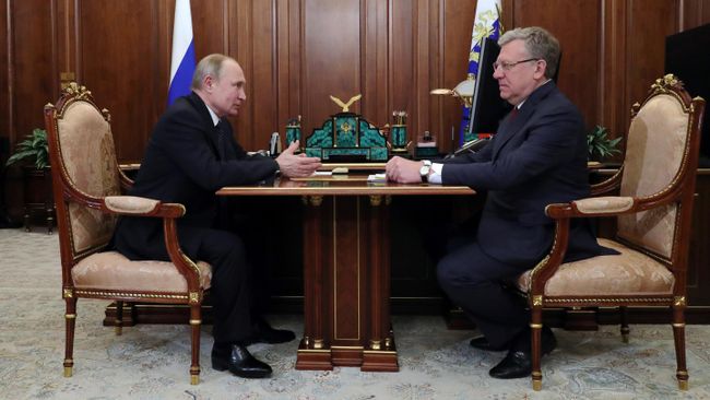 Президент РФ Владимир Путин и председатель Счётной палаты РФ Алексей Кудрин во время встречи Президент РФ Владимир Путин и председатель Счётной палаты РФ Алексей Кудрин во время встречи