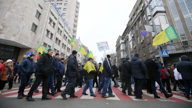 Участники митинга против законопроекта о продаже сельскохозяйственных земель перекрыли дорогу ведущую к Верховной Раде Украины в Киеве. 14 января 2020