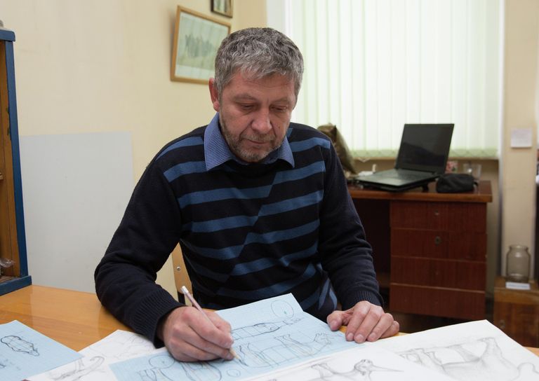 Ведущий методист Зоологического музея КФУ им. В.И. Вернадского Дмитрий Старцев во время работы над иллюстрациями