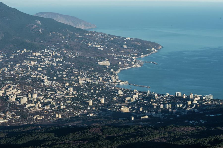 Вид на Ялту с горы Ай-Петри в Крыму Вид на Ялту с горы Ай-Петри в Крыму