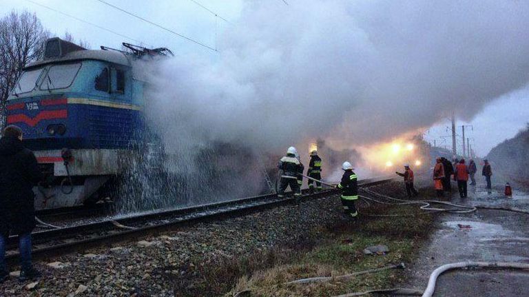 Сотрудники спасательной службы во время ликвидации возгорания электрички Шостка-Киев в Черниговской области Сотрудники спасательной службы во время ликвидации возгорания электрички Шостка-Киев в Черниговской области
