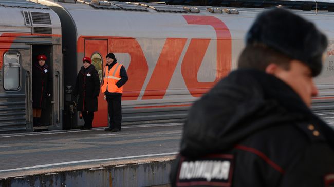 Полицейский на железнодорожном вокзале Полицейский на железнодорожном вокзале