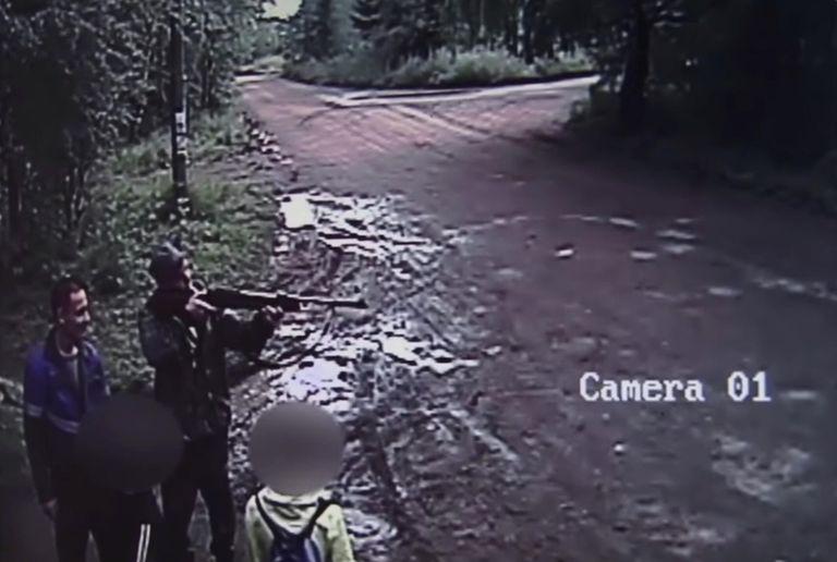 Момент стрельбы попал на камеру видеонаблюдения Момент стрельбы попал на камеру видеонаблюдения