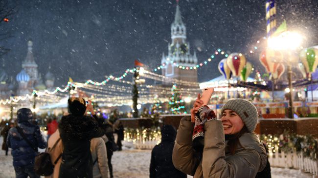 Прохожие на Красной площади в Москве Прохожие на Красной площади в Москве