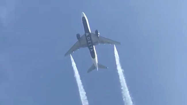 Самолет авиакомпании Delta Airlines во время сброса авиатоплива перед аварийной посадкой в международном аэропорту Лос-Анджелеса. 14 января 2020 Самолет авиакомпании Delta Airlines во время сброса авиатоплива перед аварийной посадкой в международном аэропорту Лос-Анджелеса. 14 января 2020
