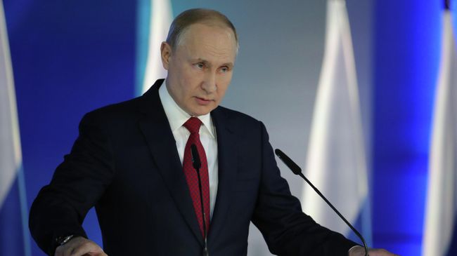 Президент РФ Владимир Путин выступает с ежегодным посланием Федеральному Собранию