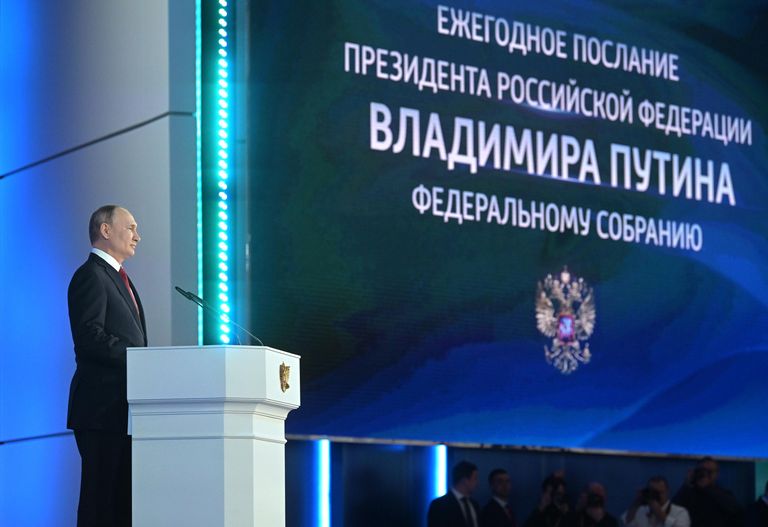 Президент РФ Владимир Путин выступает с ежегодным посланием Федеральному Собранию