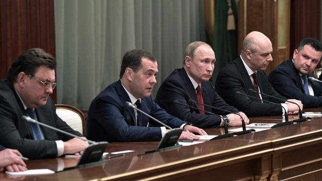 Президент РФ Владимир Путин и председатель правительства РФ Дмитрий Медведев во время встречи с членами правительства России Президент РФ Владимир Путин и председатель правительства РФ Дмитрий Медведев во время встречи с членами правительства России