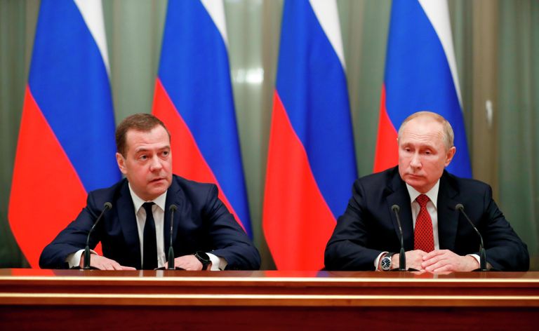 Президент РФ Владимир Путин и председатель правительства РФ Дмитрий Медведев во время встречи с членами правительства РФ