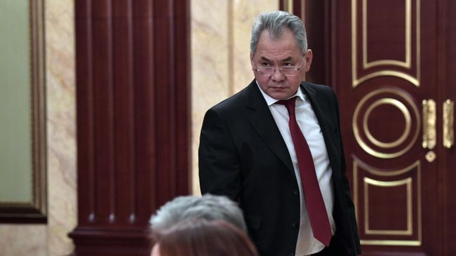 Министр обороны РФ Сергей Шойгу перед встречей президента РФ Владимира Путина и председателя правительства РФ Дмитрия Медведева с членами правительства РФ