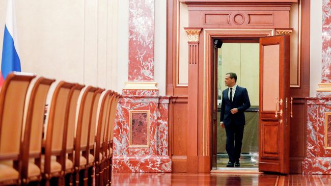 Председатель правительства РФ Дмитрий Медведев перед встречей с членами правительства РФ Председатель правительства РФ Дмитрий Медведев перед встречей с членами правительства РФ
