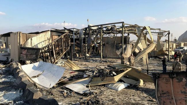 Последствия ракетного удара по авиабазе Айн аль-Асад на западе Ирака Последствия ракетного удара по авиабазе Айн аль-Асад на западе Ирака