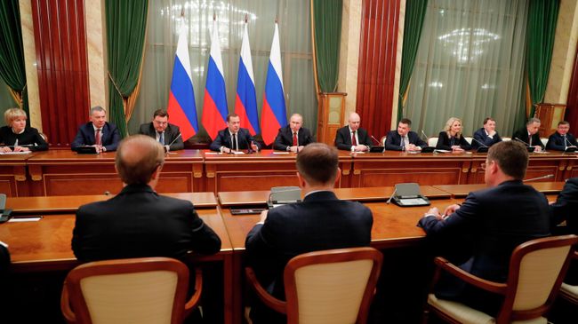 Президент РФ Владимир Путин и председатель правительства РФ Дмитрий Медведев во время встречи с членами правительства РФ Президент РФ Владимир Путин и председатель правительства РФ Дмитрий Медведев во время встречи с членами правительства РФ