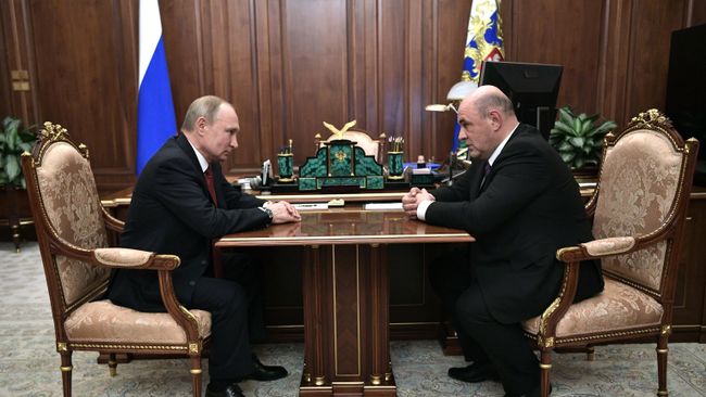  Президент РФ Владимир Путин и руководитель ФНС Михаил Мишустин во время встречи