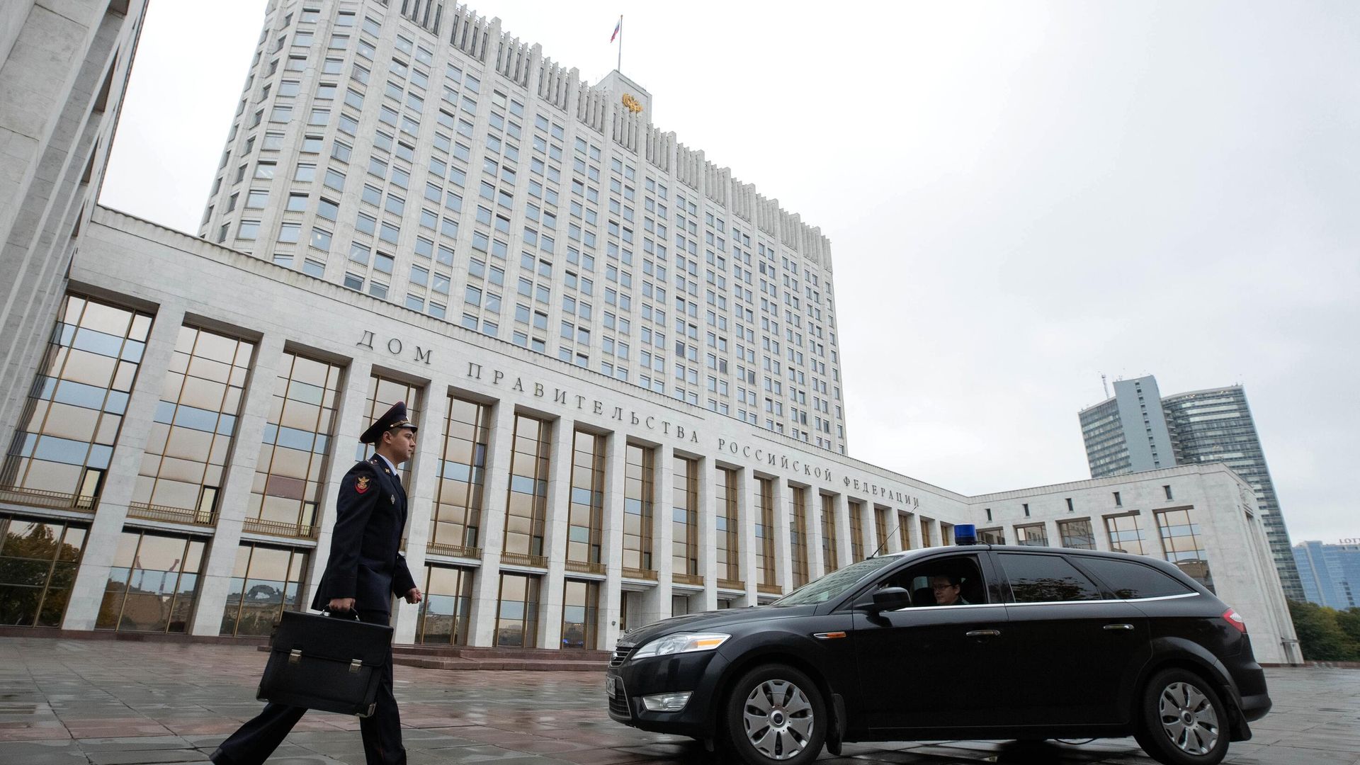 Возле здания Дома правительства РФ Возле здания Дома правительства РФ - РИА Новости, 1920, 17.03.2023
