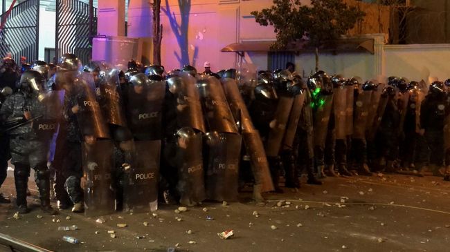 Сотрудники полиции во время столкновений с участниками антиправительственных демонстраций перед управлением МВД напротив посольства России в Бейруте Сотрудники полиции во время столкновений с участниками антиправительственных демонстраций перед управлением МВД напротив посольства России в Бейруте