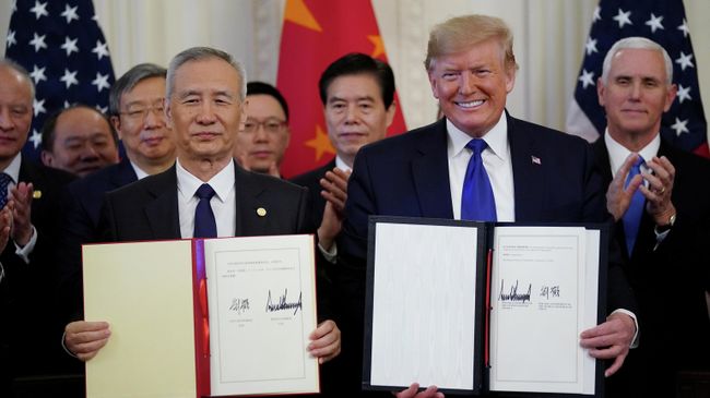 Вице-премьер Китая Лю Хэ и президент США Дональд Трамп после подписания первого пакета документов в рамках торгового соглашения в Вашингтоне. 15 января 2020 Вице-премьер Китая Лю Хэ и президент США Дональд Трамп после подписания первого пакета документов в рамках торгового соглашения в Вашингтоне. 15 января 2020