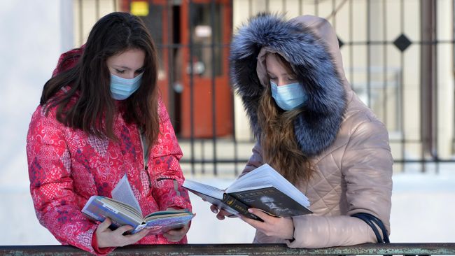 Жительницы Челябинска в медицинских масках в целях профилактики заболевания гриппом и ОРВИ Жительницы Челябинска в медицинских масках в целях профилактики заболевания гриппом и ОРВИ