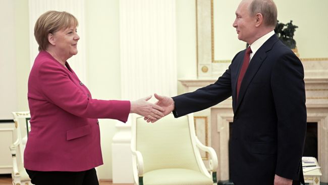 Президент РФ Владимир Путин и федеральный канцлер Германии Ангела Меркель во время встречи. 11 января 2020 Президент РФ Владимир Путин и федеральный канцлер Германии Ангела Меркель во время встречи. 11 января 2020