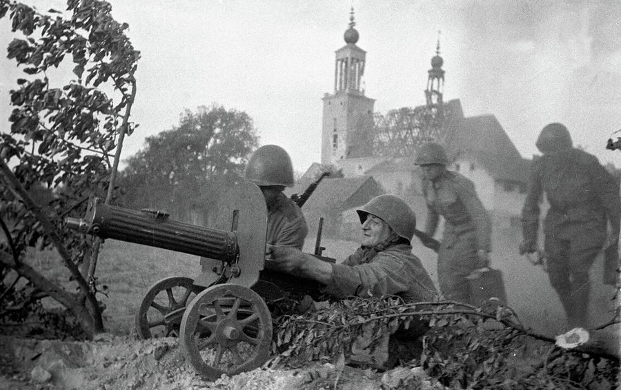 Великая Отечественная война 1941-1945 годов. Солдаты ведут пулеметный огонь в боях за Варшаву Великая Отечественная война 1941-1945 годов. Солдаты ведут пулеметный огонь в боях за Варшаву