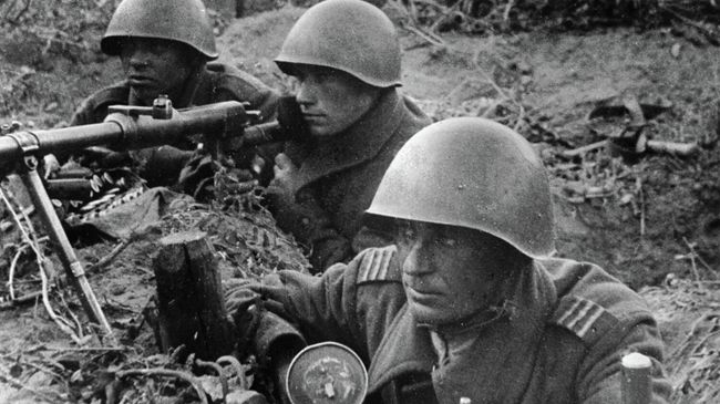 Великая Отечественная война 1941-1945 гг. Освобождение Польши от немецко-фашистских захватчиков. В предместьях Вашавы. Красноармейцы с противотанковым ружьем готовятся к отражению танковой атаки